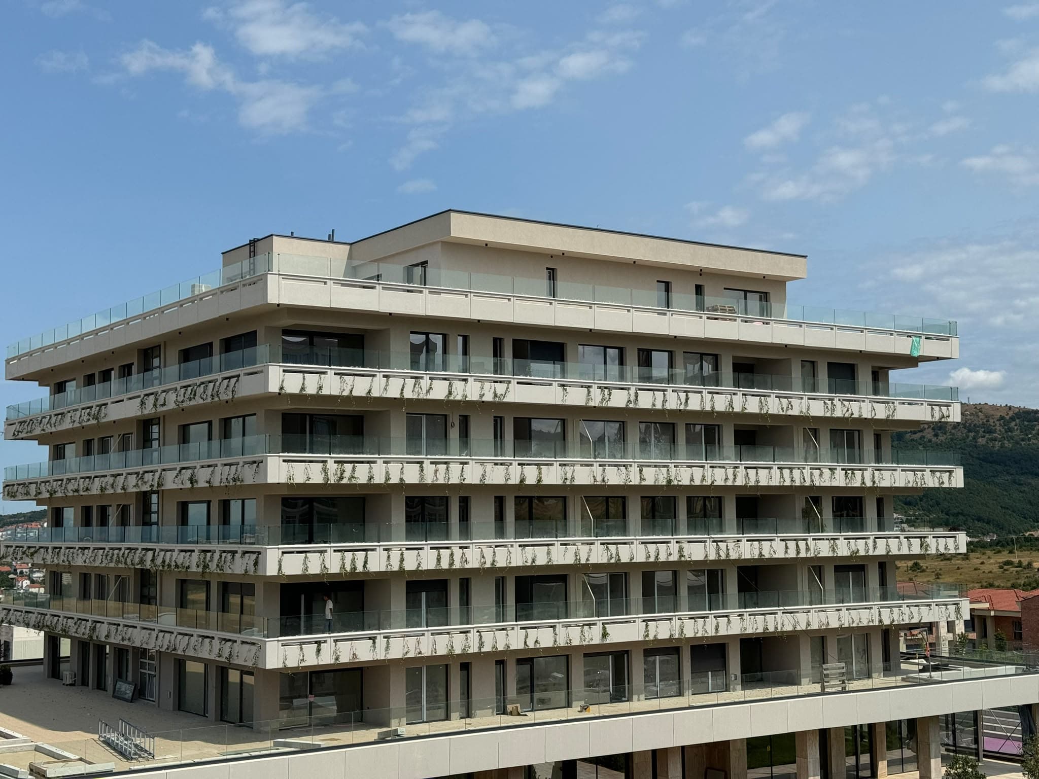 Fasadë e ndërtesës së banimit të realizuar nga Suvatues Rinori